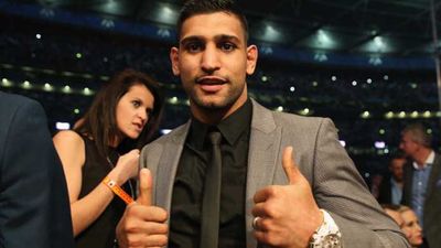 Amir Khan one win from getting whooped by Mayweather or Pacquiao, claims De La Hoya