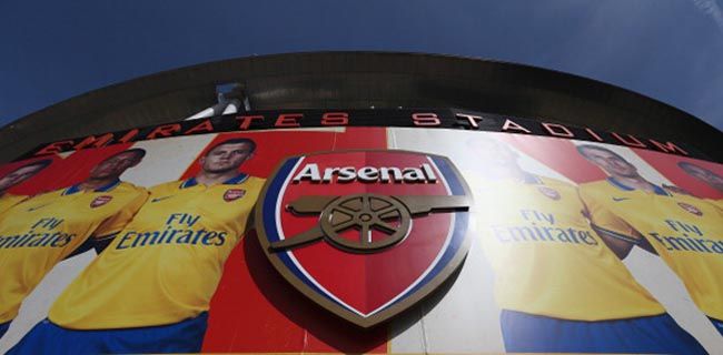 LONDON, ENGLAND - SEPTEMBER 01: The Arsenal crest is seen outside the stadium ahead of the Barclays Premier League match between Arsenal and Tottenham Hotspur at Emirates Stadium on September 01, 2013 in London, England. (Photo by Clive Mason/Getty Images)