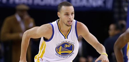 VINE: Stephen Curry performs the most amazing basketball assist we’ve ever seen
