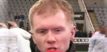 Vine: Paul Scholes reacts like an absolute gentleman to getting hit in the head by stray ball