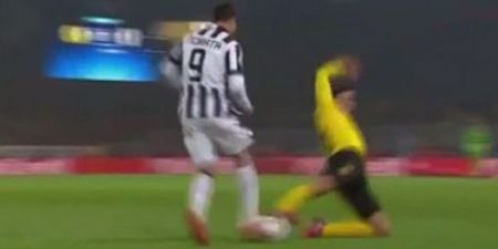Vine: Mats Hummels makes us question everything we thought we knew about defending