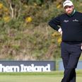VINE: Shane Lowry breaks putter, continues putting with wedge like the boss he is