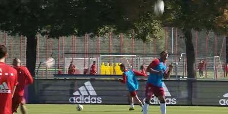 VIDEO: Bayern Munich players showboat with ‘shoulder’ passes in training