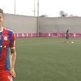 Robert Lewandowski best watch his back as Manuel Neuer can strike a feckin’ football