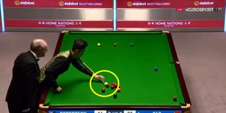 Cao Yupeng revolutionises way to hold cue in awkward position