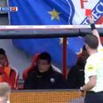 Utrecht player receives marching orders for comedic jerk move from the substitutes’ bench